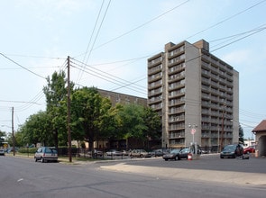 John T. Gross Towers in Allentown, PA - Foto de edificio - Building Photo