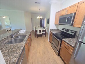 5463 Vineland Rd in Orlando, FL - Building Photo - Building Photo