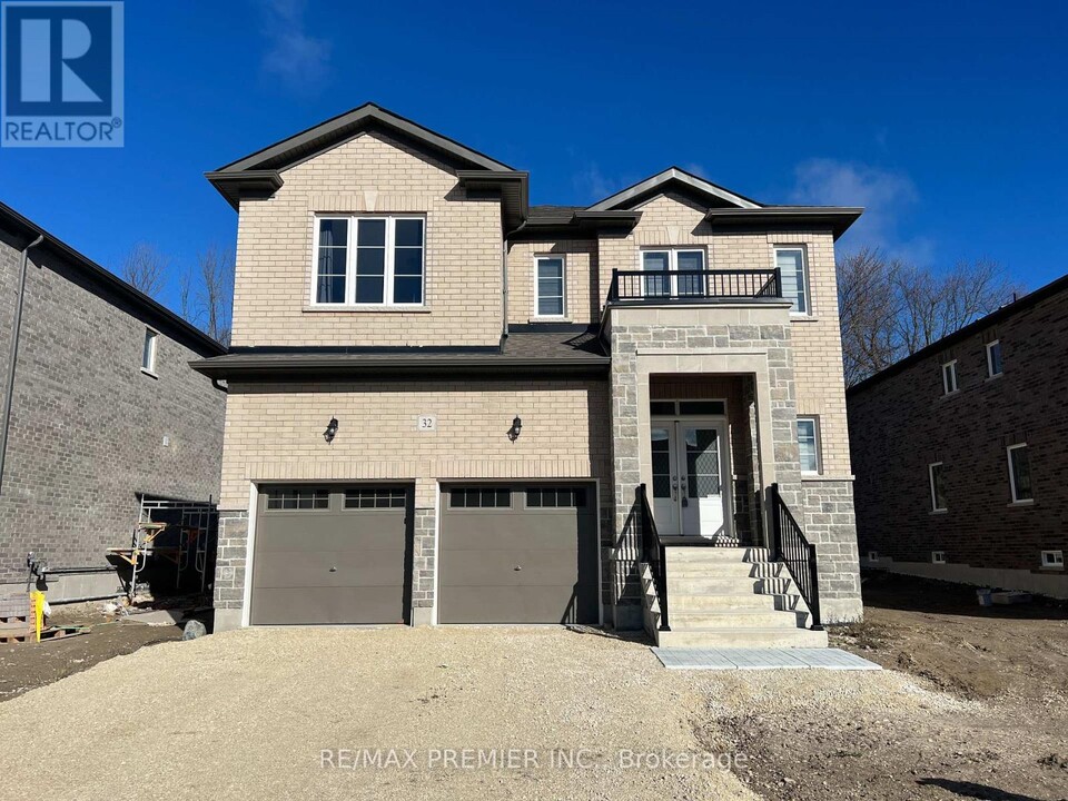 32 Amber Dr in Wasaga Beach, ON - Building Photo