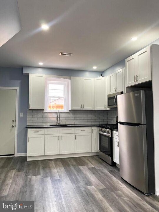 655 E Wensley St in Philadelphia, PA - Building Photo