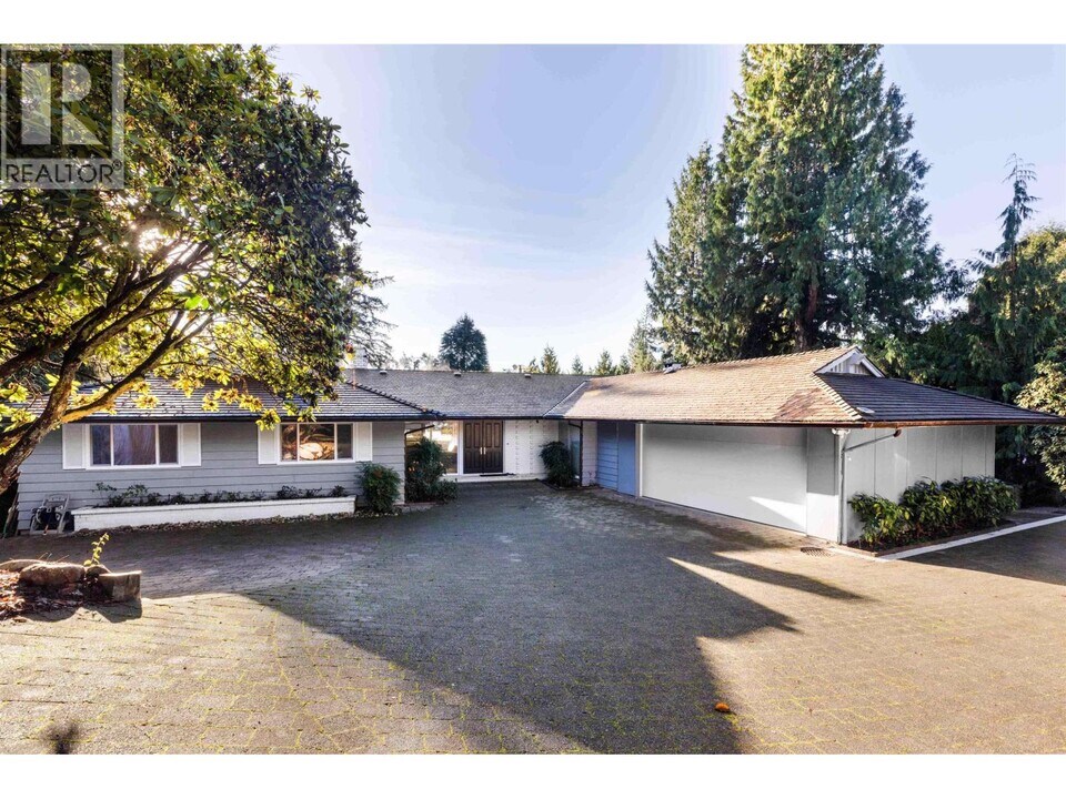 3062 Spencer Dr in West Vancouver, BC - Building Photo