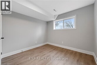 8059 Aintree Dr in Niagara Falls, ON - Building Photo - Building Photo