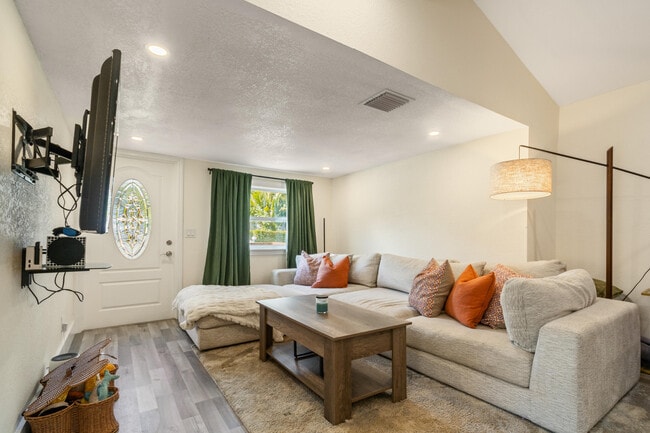 710 S Pine St in Lake Worth Beach, FL - Building Photo - Building Photo