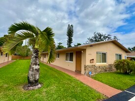 6133 Buchanan St, Unit #2 in Hollywood, FL - Building Photo