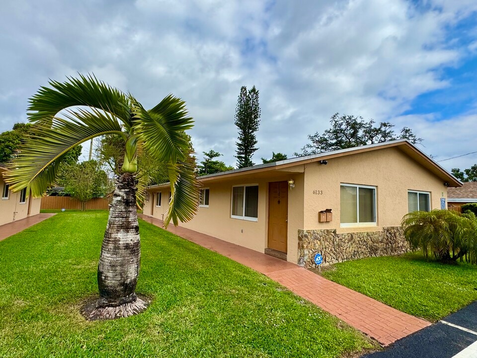6133 Buchanan St, Unit #2 in Hollywood, FL - Foto de edificio