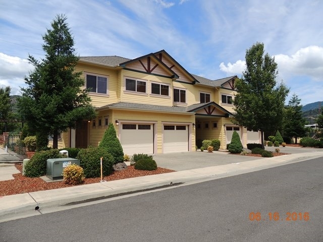 1776-1782 Rosebank Way in Grants Pass, OR - Foto de edificio