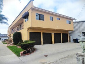 417 Ocean Ave, Unit Five in Seal Beach, CA - Building Photo - Building Photo