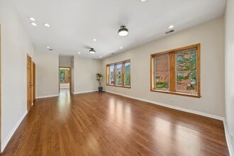 2227 N Western Ave, Unit 2 in Chicago, IL - Foto de edificio - Building Photo