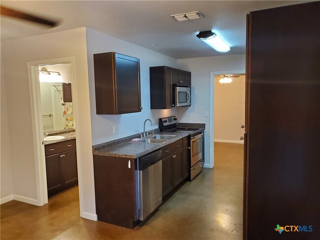 1037 W Court St in Seguin, TX - Foto de edificio - Building Photo