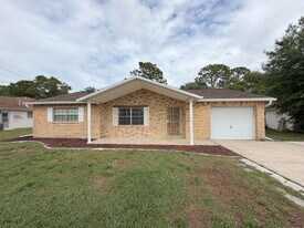 2032 Haulover Ave in Spring Hill, FL - Building Photo