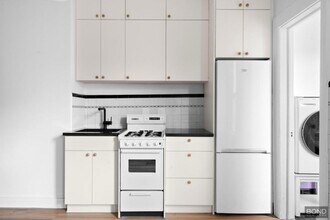 210 Frost St in Brooklyn, NY - Foto de edificio - Building Photo