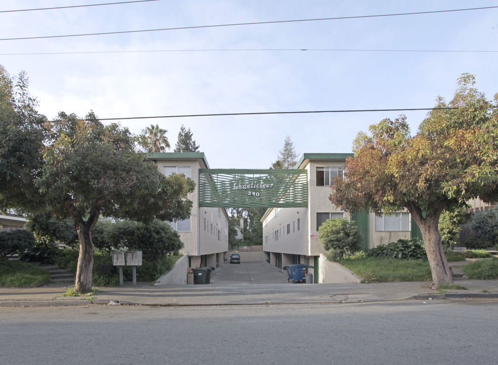 Chanticleer Apartments in East Palo Alto, CA - Building Photo