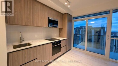 120 Broadway Ave in Toronto, ON - Building Photo - Building Photo