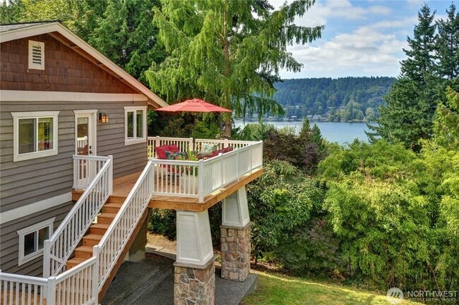 property at 6621 Lake Washington Blvd SE