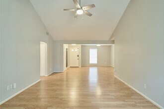 5 N White Pebble Ct in Spring, TX - Building Photo - Building Photo