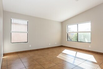 8516 W Elm St in Phoenix, AZ - Foto de edificio - Building Photo