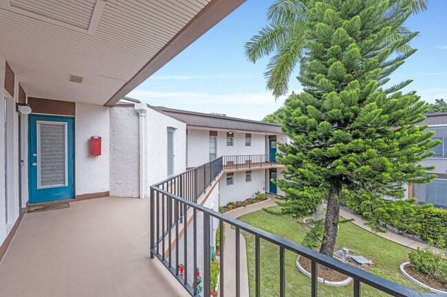 3 Greenway Village N in Royal Palm Beach, FL - Building Photo - Building Photo