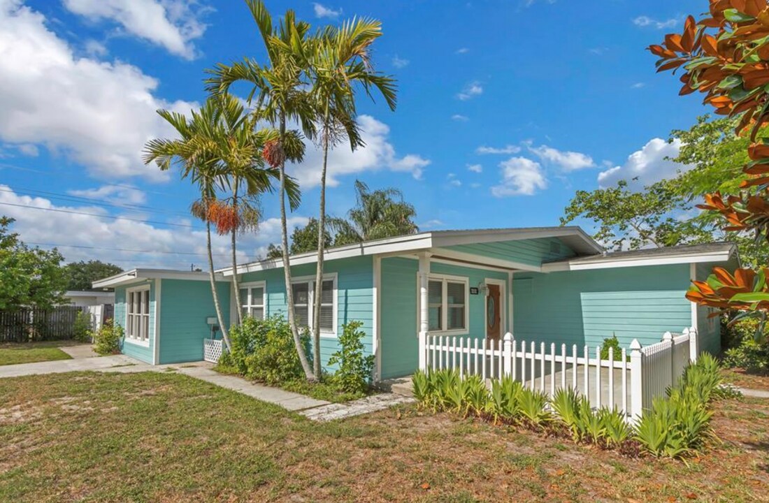 2132 Coronet Dr in Largo, FL - Building Photo