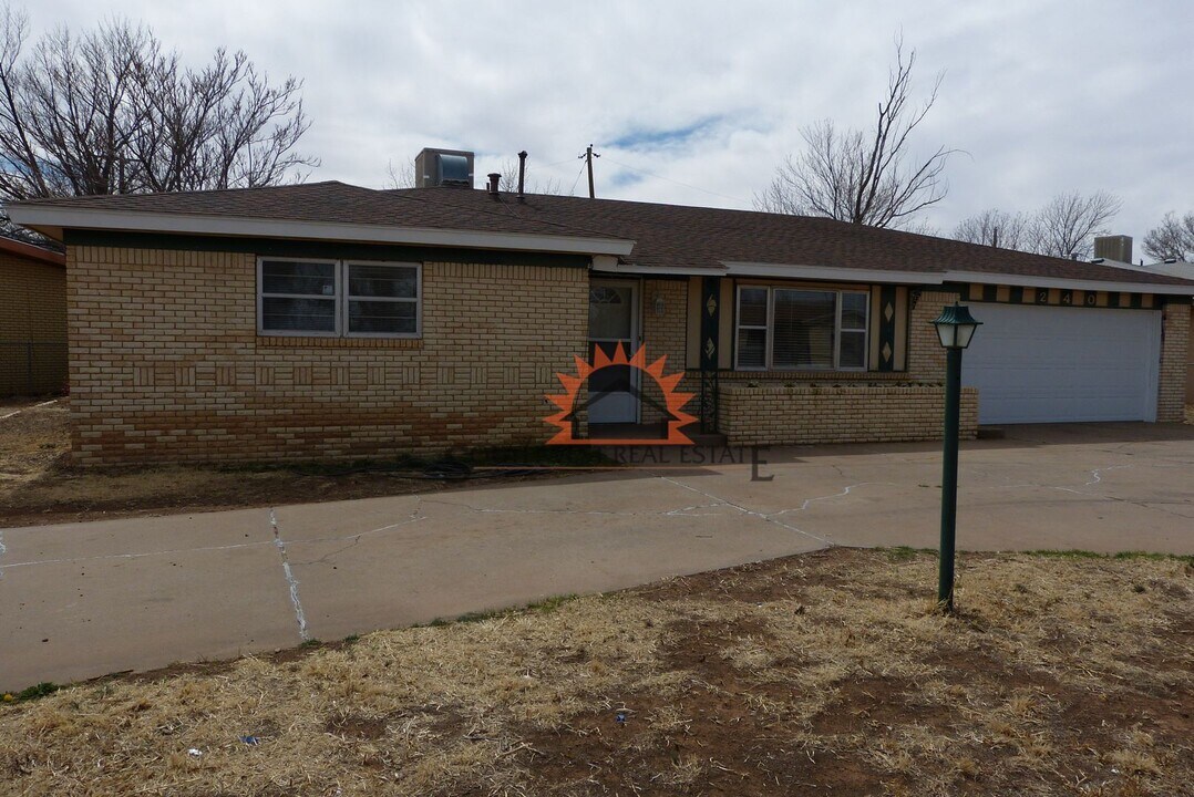 240 Sasser Dr in Clovis, NM - Foto de edificio