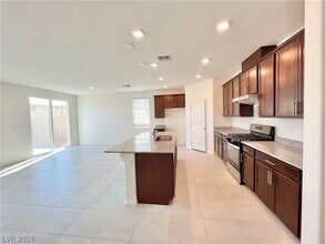 8646 Valley Village St in Las Vegas, NV - Building Photo - Building Photo