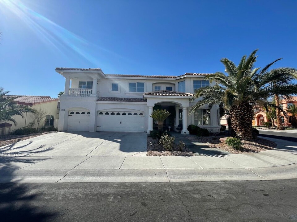 8757 Castle Hill Ave in Las Vegas, NV - Foto de edificio