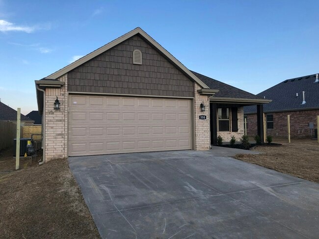 550 Holly St in Centerton, AR - Foto de edificio - Building Photo