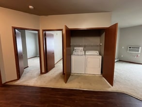 2107 N Highland Ave in New Ulm, MN - Foto de edificio - Building Photo