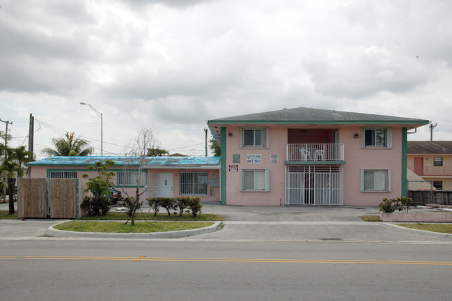 290 E 7th St in Hialeah, FL - Building Photo - Building Photo