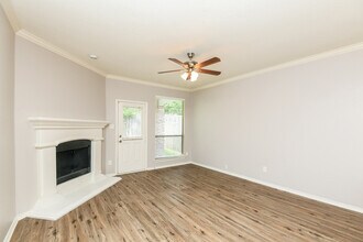 1216 Sunderland Ln in Fort Worth, TX - Foto de edificio - Building Photo