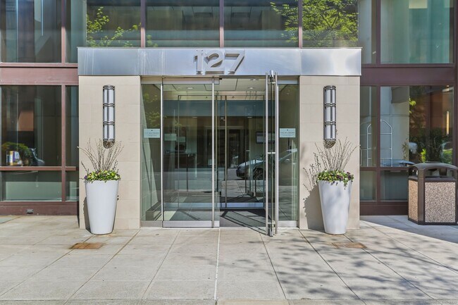 127 Greyrock Pl in Stamford, CT - Building Photo - Building Photo