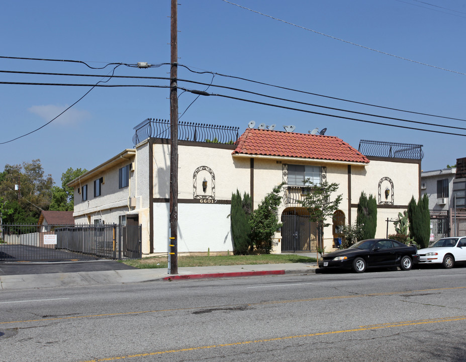 6605 Haskell Ave in Van Nuys, CA - Foto de edificio