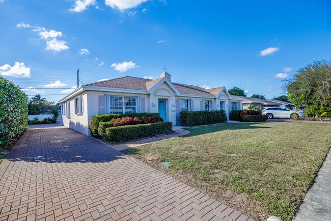 527 W Jasmine Dr in Lake Park, FL - Building Photo - Building Photo