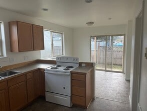 2430-2438 E Whiteaker Ave in Cottage Grove, OR - Building Photo - Building Photo