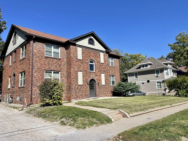 2813 Cottage Grove Ave in Des Moines, IA - Foto de edificio - Building Photo