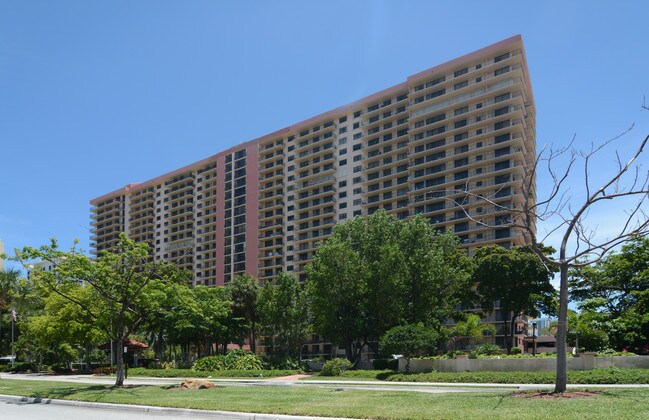 Winston Towers 600 in Sunny Isles Beach, FL - Building Photo - Building Photo