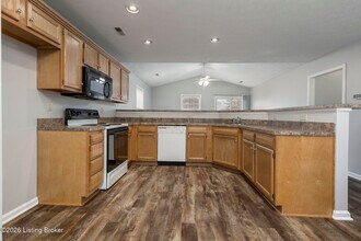 8815 Woodpointe Blvd in Louisville, KY - Building Photo - Building Photo