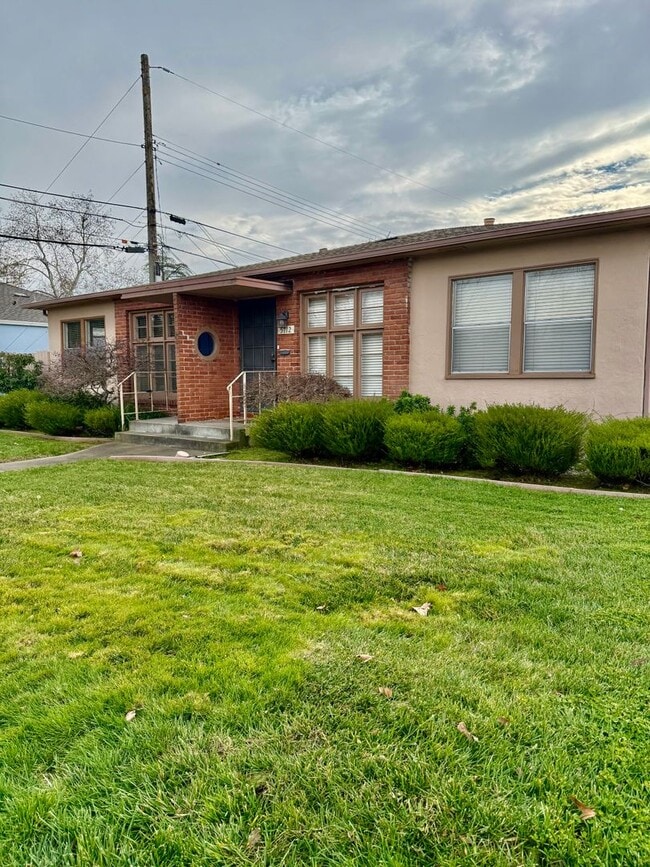 5712-5716 J St in Sacramento, CA - Foto de edificio - Building Photo