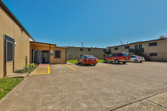 Coral Manor Apartments in Texas City, TX - Building Photo - Building Photo