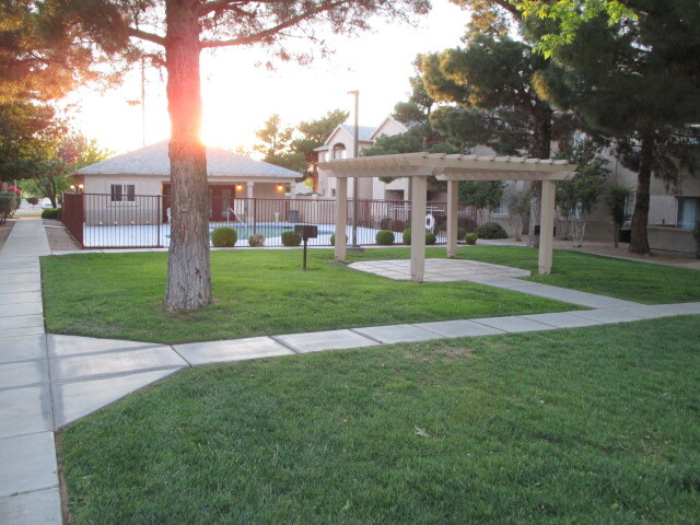 Parkcrest Village in Kingman, AZ - Building Photo - Building Photo