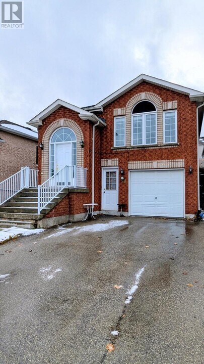 50 Smith St in Bradford West Gwillimbury, ON - Building Photo