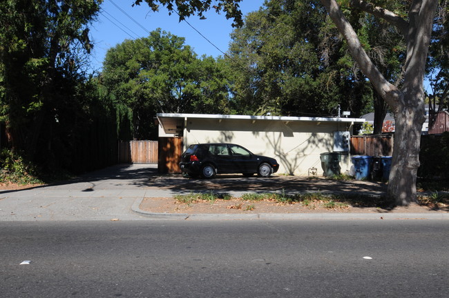 1755 Alma St in Palo Alto, CA - Foto de edificio - Building Photo