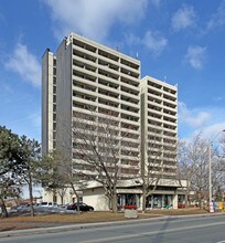 Edwards Manor in Toronto, ON - Building Photo - Primary Photo