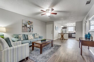The Flats on San Felipe in Austin, TX - Foto de edificio - Building Photo