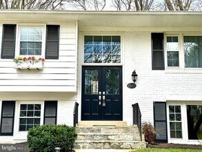 2529 W Meredith Dr in Vienna, VA - Building Photo - Building Photo