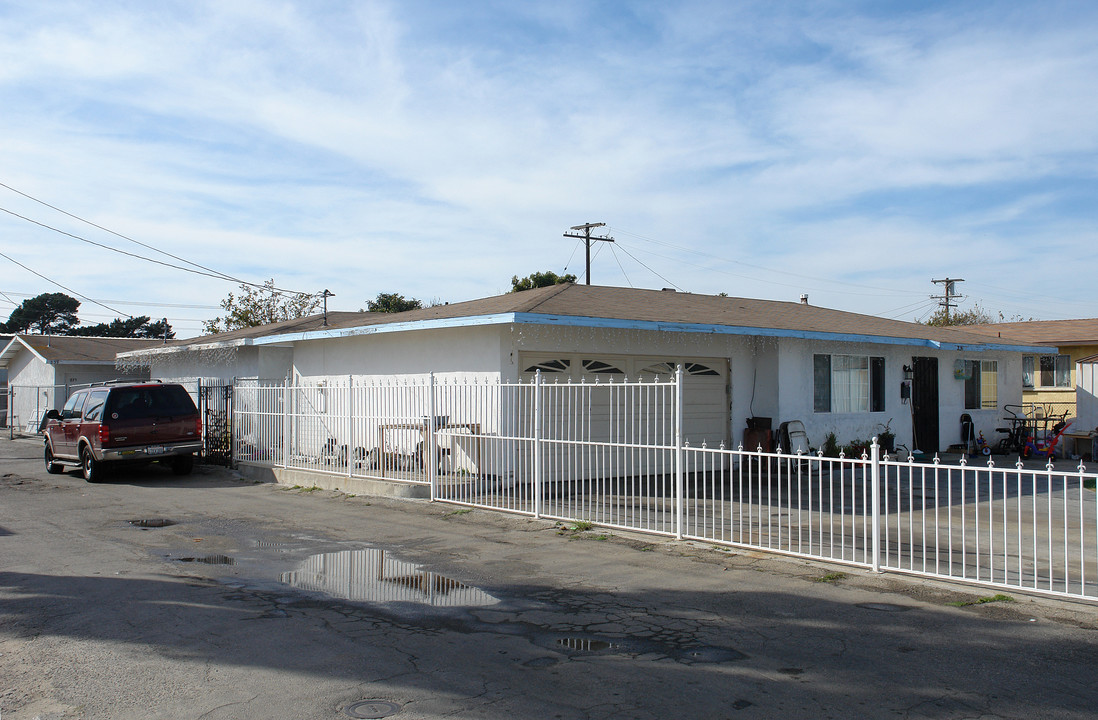 231 N Hayes St in Oxnard, CA - Building Photo