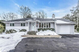 88 Burton Ln in Commack, NY - Building Photo