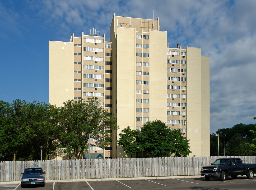 Iowa Hi-Rise in St. Paul, MN - Building Photo