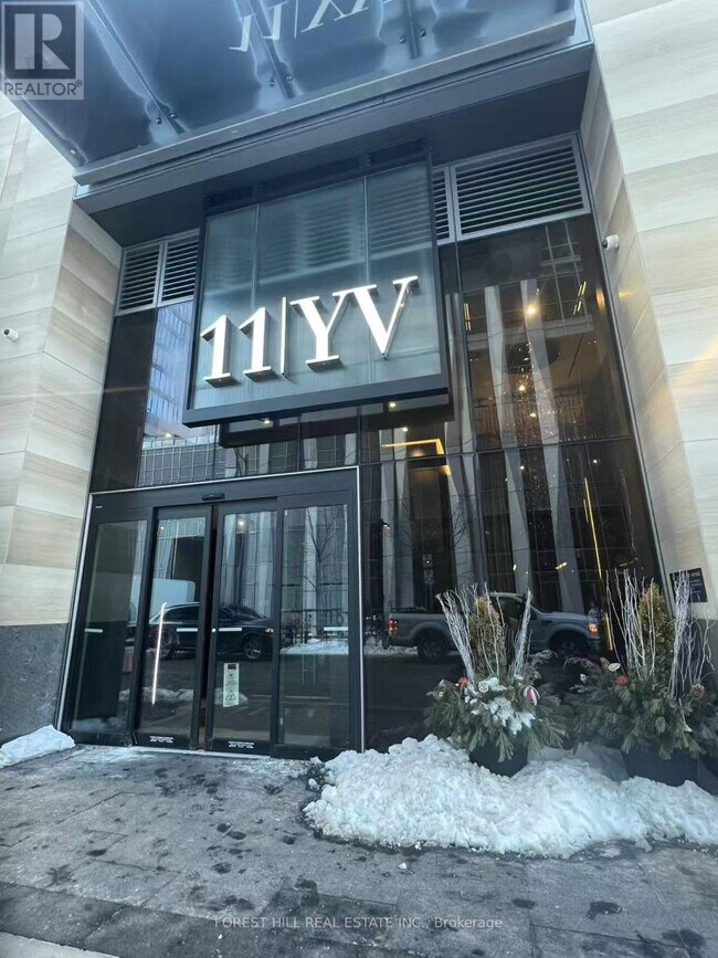 11 Yorkville Ave in Toronto, ON - Building Photo - Building Photo