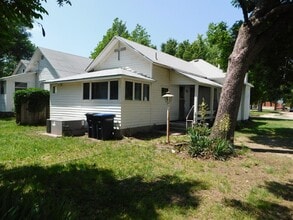 201 W Olive Ave in El Dorado, KS - Building Photo - Building Photo