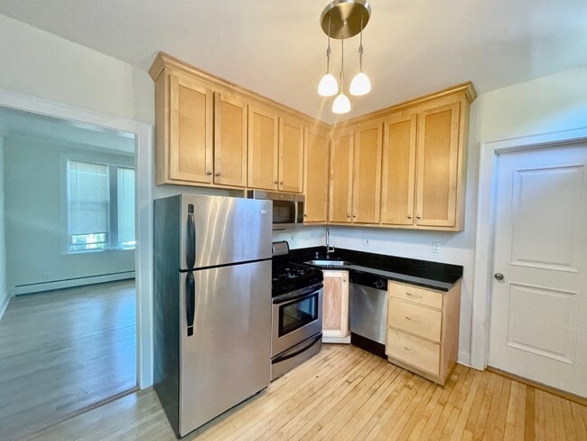 7025 N Damen Ave in Chicago, IL - Building Photo - Building Photo